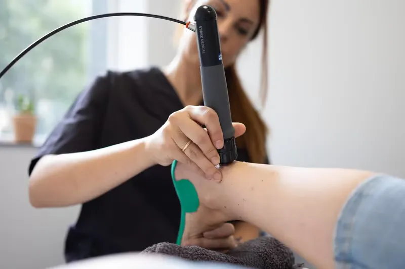 Aplicación de ondas de choque STORZ Medical en tobillo de paciente en Bilbao