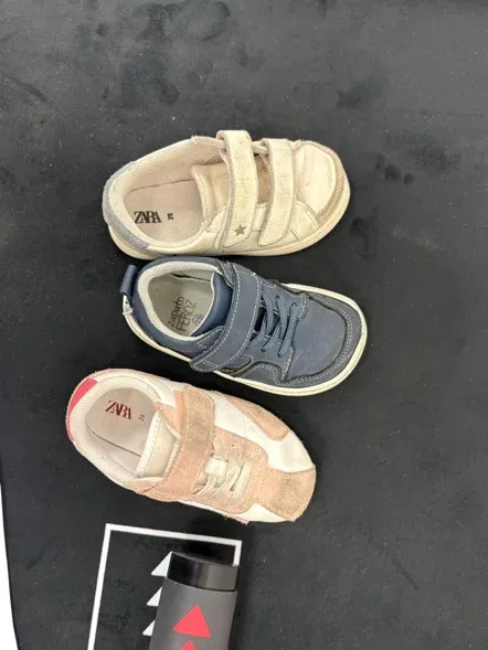 Comparativa de calzado infantil con diferentes tipos de suela y estructura, ejemplos típicos de zapatos de niños analizados en consulta de podología infantil