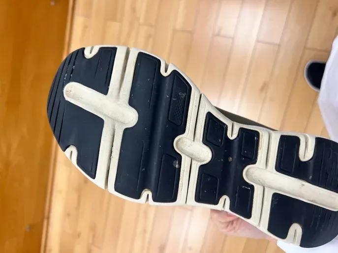 Análisis del desgaste del calzado mostrando concentración en la zona anterior