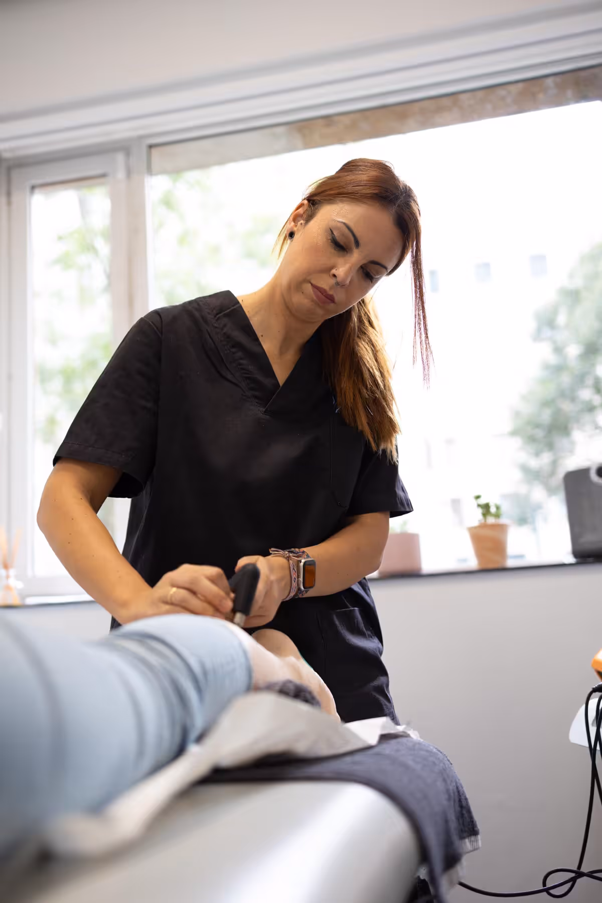 Tratamiento INDIBA con electrodo en zona plantar para regeneración de tejidos