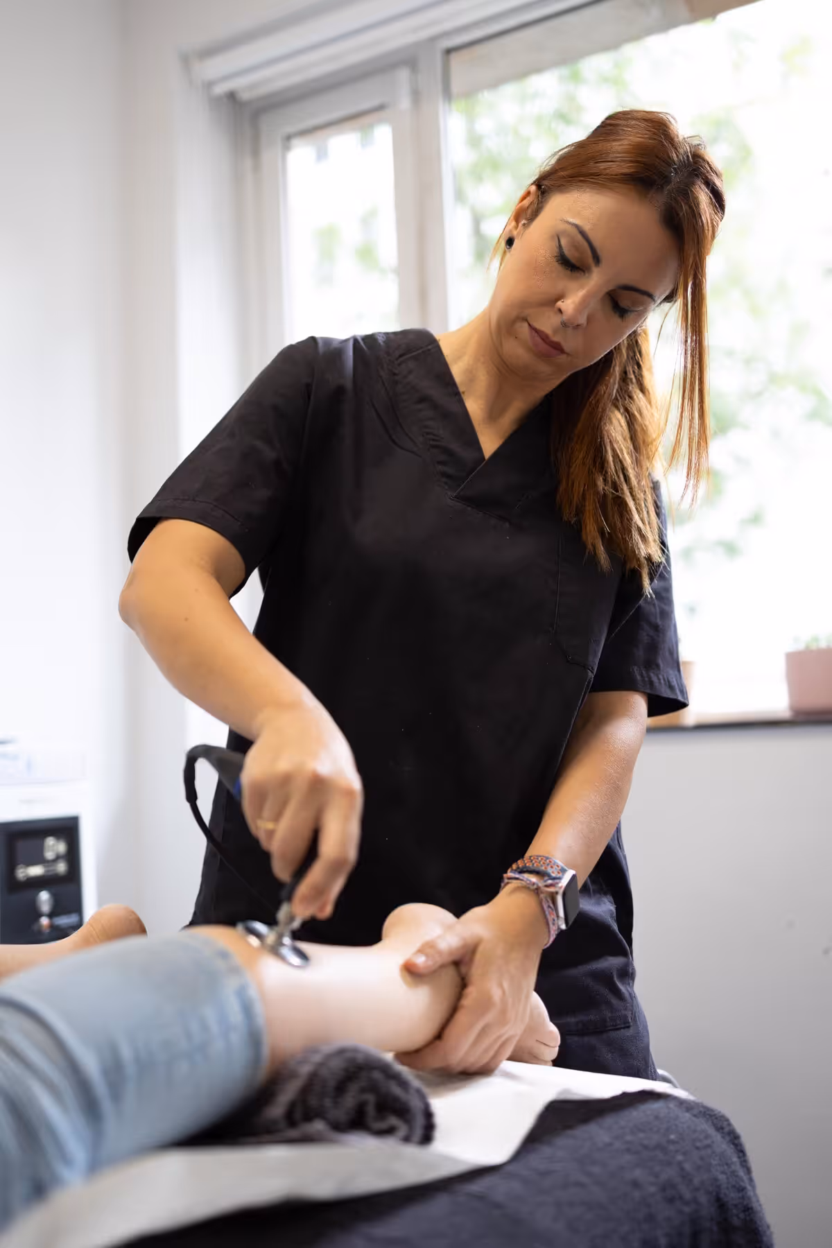 Sesión de INDIBA en podología avanzada para lesiones del pie en Bilbao