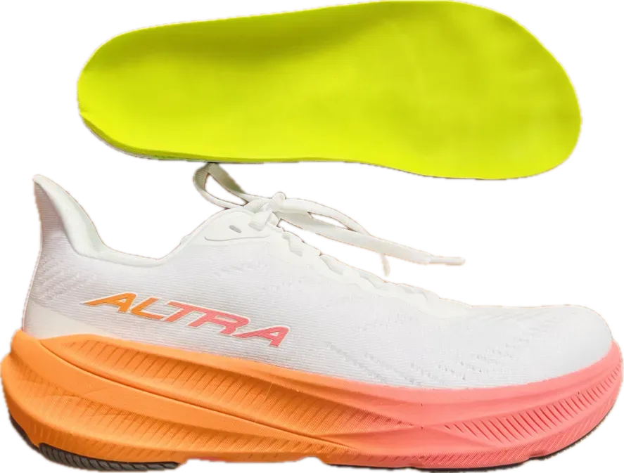 Plantilla ortopédica con zapatilla mostrando ajuste correcto