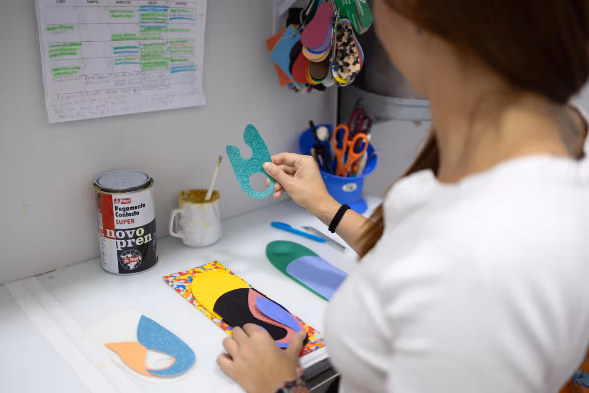 Corte y ensamblaje de materiales para plantillas personalizadas en Centro Podológico Henao