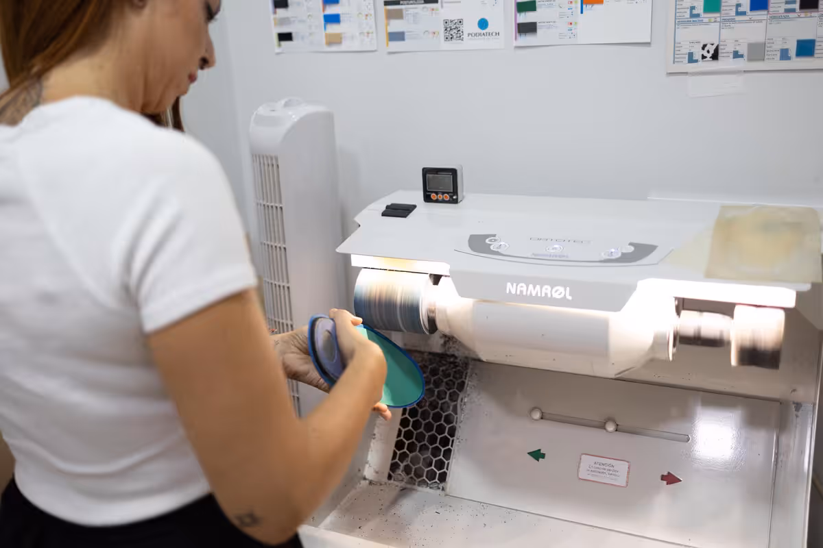 Dra. Gisela trabajando en plantillas podológicas personalizadas en Centro Podológico Henao