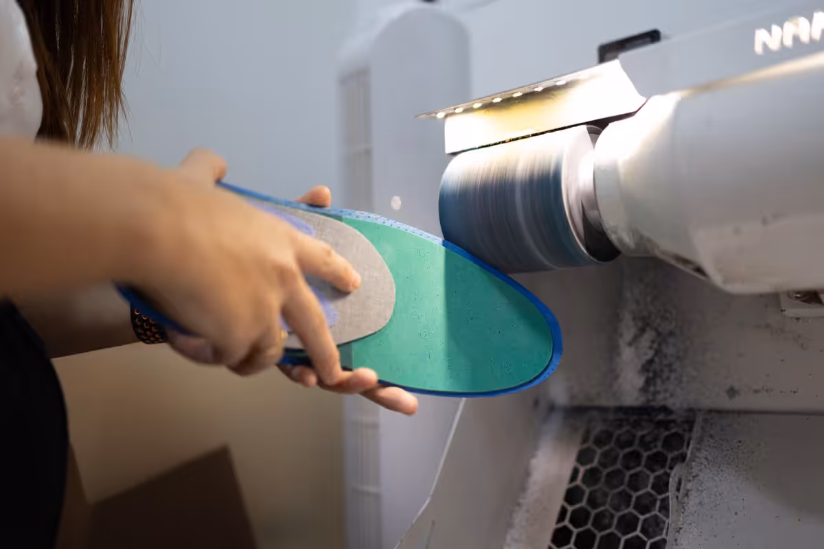 Selección de materiales EVA y polipropileno para plantilla deportiva personalizada