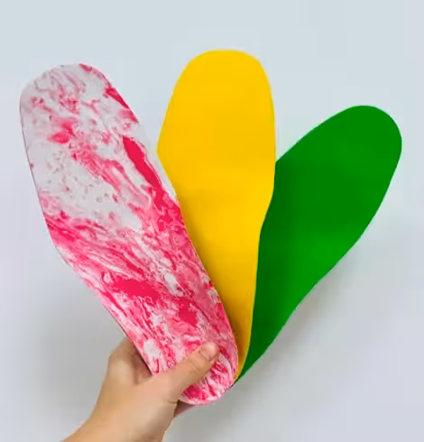 Tres plantillas ortopédicas personalizadas de colores fabricadas a medida en Centro Podológico Henao